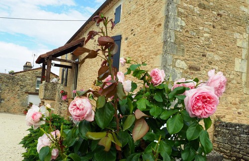 Frayssinet-le-Gelat House | Homerez - House for 2 ppl. with shared pool and garden at Frayssinet-le-Gélat
