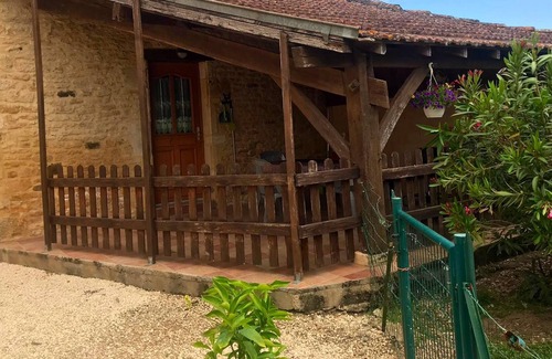 Frayssinet-le-Gelat House | Homerez - House for 2 ppl. with shared pool and garden at Frayssinet-le-Gélat