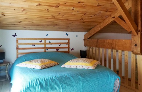 Frayssinet-le-Gelat House | Homerez - House for 2 ppl. with shared pool and garden at Frayssinet-le-Gélat