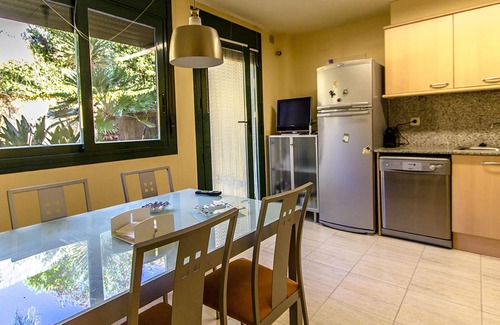 Tamarit House | Homerez - House 500 m away from the beach for 6 ppl. with shared pool and garden