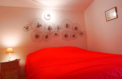 Simiane-la-Rotonde House | Homerez - Nice house for 4 ppl. with shared pool, sauna, jacuzzi and terrace