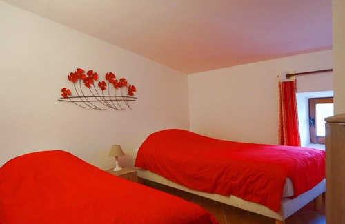 Simiane-la-Rotonde House | Homerez - Nice house for 4 ppl. with shared pool, sauna, jacuzzi and terrace