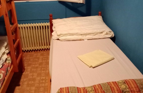 Montlucon House | Homerez - Nice house for 6 ppl. with garden, terrace and balcony at Montluçon