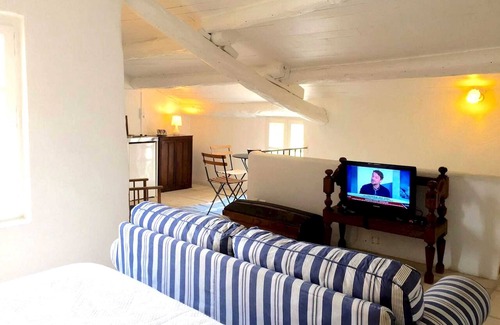 Valaurie House | Homerez - Nice house for 2 ppl. with shared pool, garden and terrace at Valaurie