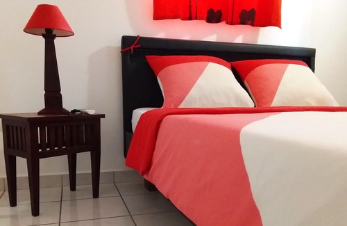 Damencourt House | Homerez - Nice house for 2 ppl. with shared pool, garden and terrace at Le Moule