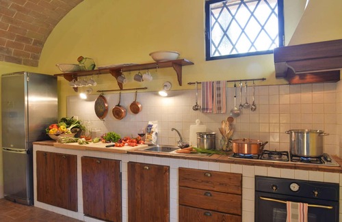 Monteroni d'Arbia Villa | Homerez - Spacious Villa in Monteroni d'Arbia with Pool