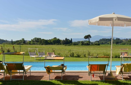 Monteroni d'Arbia Villa | Homerez - Spacious Villa in Monteroni d'Arbia with Pool
