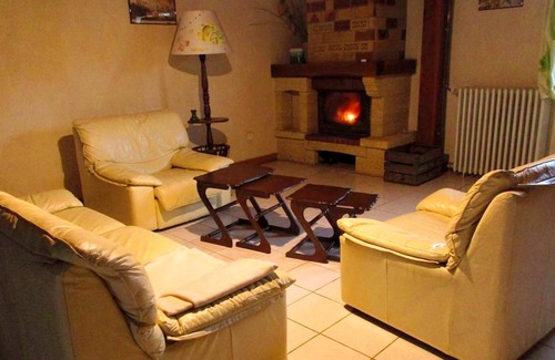 Sarrazac House | Homerez - Spacious house for 8 ppl. with shared pool and garden at Sarrazac