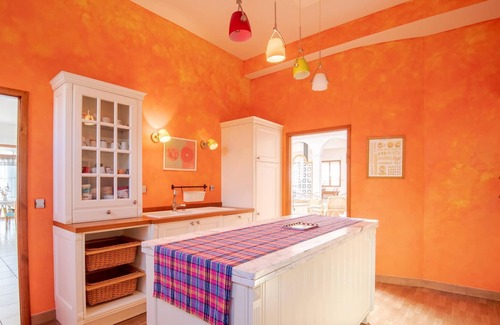 Saint-Cyr-sur-Loire Villa | Homerez - Villa for 15 ppl. with swimming-pool and garden at Saint-Cyr-sur-Loire