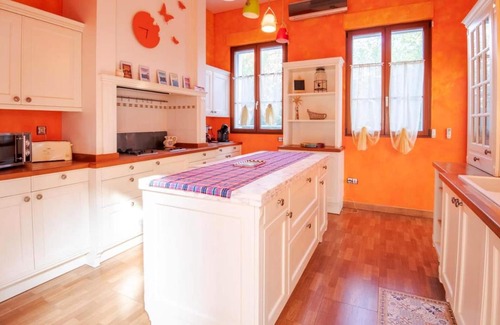 Saint-Cyr-sur-Loire Villa | Homerez - Villa for 15 ppl. with swimming-pool and garden at Saint-Cyr-sur-Loire