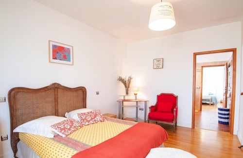 Saint-Cyr-sur-Loire Villa | Homerez - Villa for 15 ppl. with swimming-pool and garden at Saint-Cyr-sur-Loire