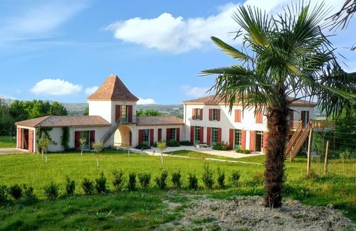 Villeneuve-sur-Lot Villa | Homerez - Villa in Villeneuve-sur-Lot