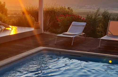 Villeneuve Villa | Homerez - Villa for 8 ppl. with swimming-pool, terrace and balcony at Villeneuve