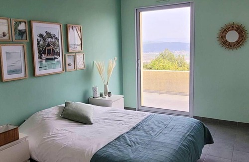 Villeneuve Villa | Homerez - Villa for 8 ppl. with swimming-pool, terrace and balcony at Villeneuve