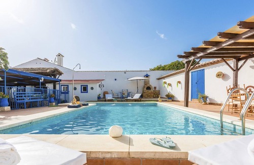 Penaflor Villa | Homerez - Villa for 8 ppl. with swimming-pool, garden and terrace at Peñaflor
