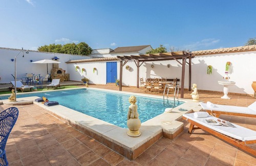Penaflor Villa | Homerez - Villa for 8 ppl. with swimming-pool, garden and terrace at Peñaflor