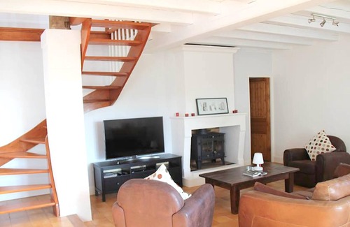 Virollet Villa | Homerez - Villa for 8 ppl. with swimming-pool, garden and terrace at Virollet
