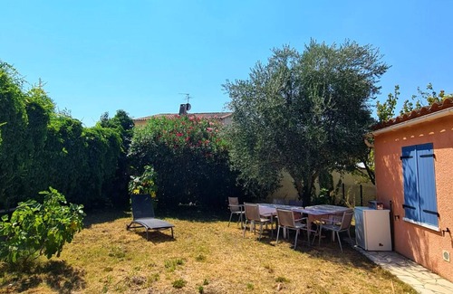 Marguerittes Villa | Homerez - Villa for 6 ppl. with swimming-pool and garden at Marguerittes