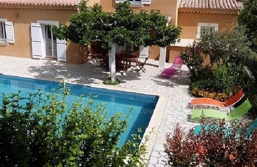 Saint-Didier Villa | Homerez - Villa for 6 ppl. with swimming-pool and garden at Saint-Didier