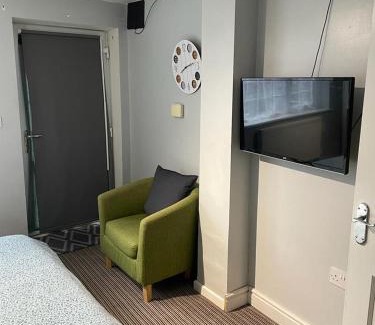 West Bromwich House | Homestay 1bedroom in family home with tiny wet room and own entrance