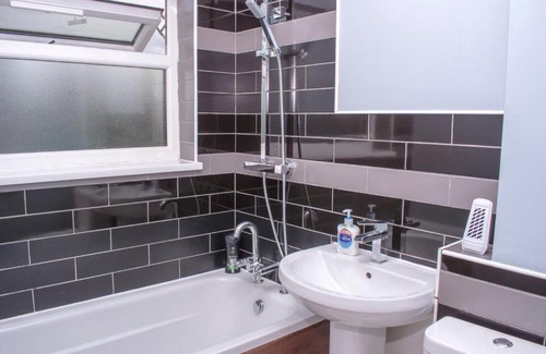 Seisdon House | Homestay in Birmingham Sleeps 8 - Free Parking & Wifi