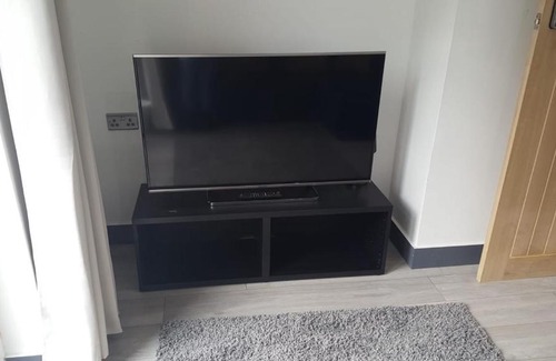Seisdon House | Homestay in Birmingham Sleeps 8 - Free Parking & Wifi