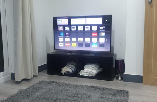 Seisdon House | Homestay in Birmingham Sleeps 8 - Free Parking & Wifi