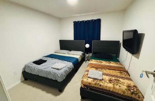 Downtown Mississauga House | HOMESTAY NEXT TO SQUARE ONE MALL- 5 Mins Airport-24 HRS CHECKIN-MAJOR COST CUT