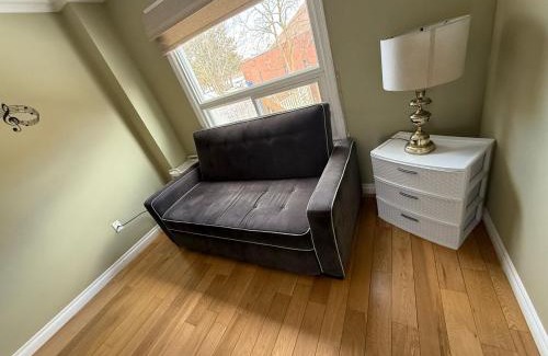 Downtown Mississauga House | HOMESTAY NEXT TO SQUARE ONE MALL- 5 Mins Airport-24 HRS CHECKIN-MAJOR COST CUT