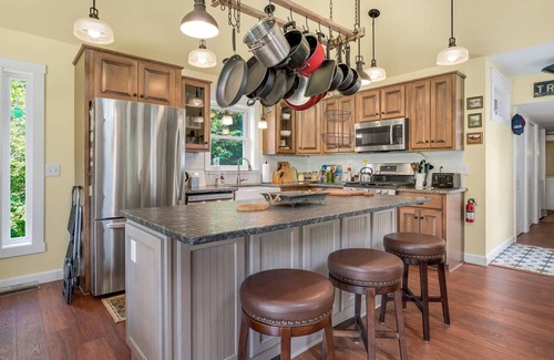 Chincoteague Hotel | Homestead - Located on Main St. w/outdoor shower!