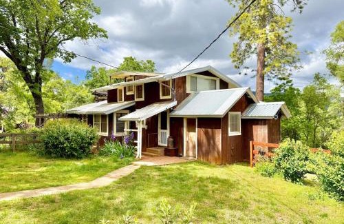 Midpines House | Homestead Ranch near Yosemite with Horses and Chickens