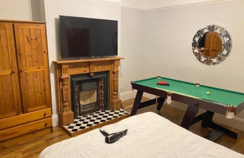 Welford Villa | Hometel Digs Hidden Mansion Sleeps 15