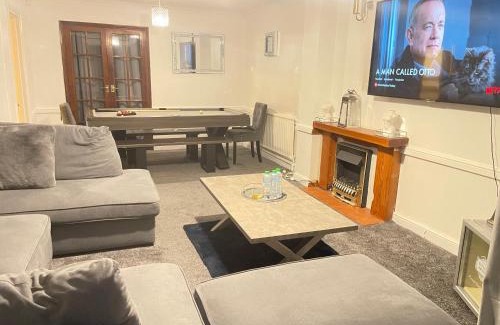 Leicester Villa | Hometel Digs Large Detached Spacious Comfy Home