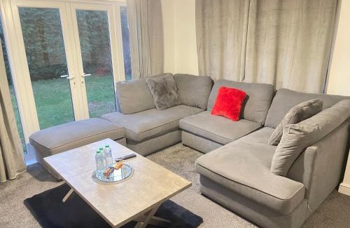 Leicester Villa | Hometel Digs Large Detached Spacious Comfy Home