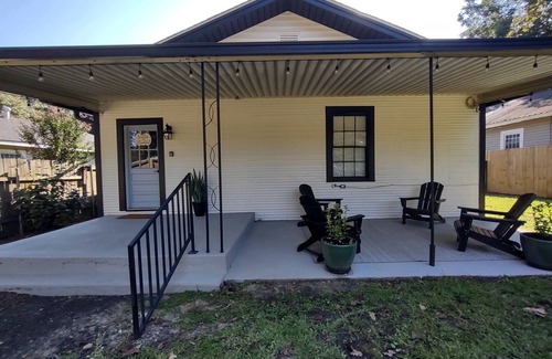 Laurel House | Hometown Hideaway Newly renovated Craftsman home 2 minutes to Laurel city center