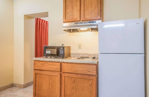 Macon Hotel | HomeTown Inn & Suites