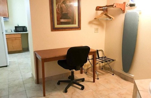 Macon Hotel | HomeTown Inn & Suites