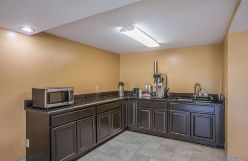 Macon Hotel | HomeTown Inn & Suites