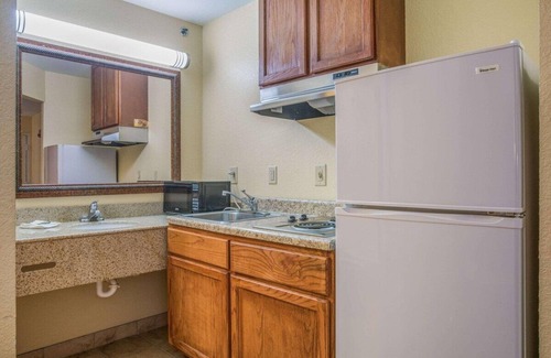 Macon Hotel | HomeTown Inn & Suites