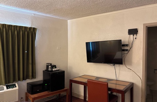 North Hills East Hotel | Hometown Inns North Hills