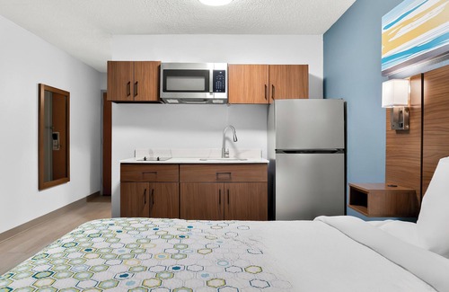Auburn Hills Hotel | HomeTowne Studios by Red Roof Auburn Hills