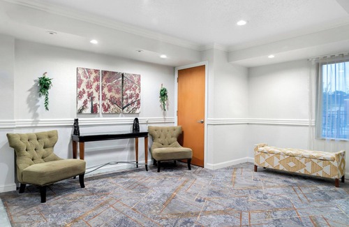 Auburn Hills Hotel | HomeTowne Studios by Red Roof Auburn Hills