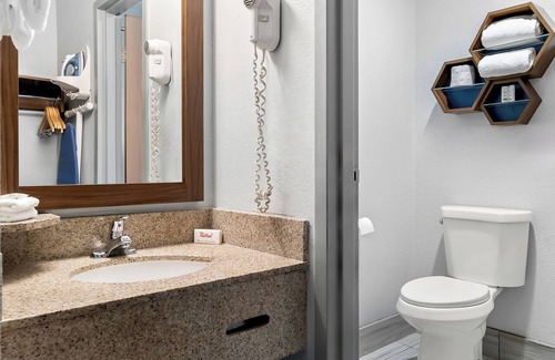 Auburn Hills Hotel | HomeTowne Studios by Red Roof Auburn Hills
