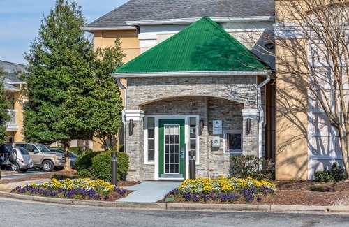Norcross Hotel | HomeTowne Studios by Red Roof Atlanta NE - Peachtree Corners