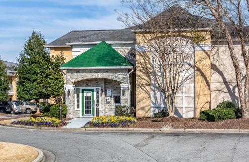 Norcross Hotel | HomeTowne Studios by Red Roof Atlanta NE - Peachtree Corners