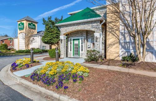 Norcross Hotel | HomeTowne Studios by Red Roof Atlanta NE - Peachtree Corners