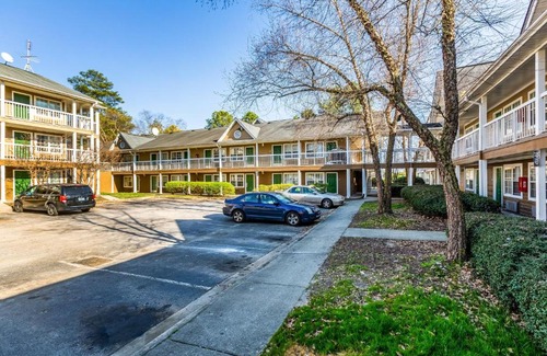 Norcross Hotel | HomeTowne Studios by Red Roof Atlanta NE - Downtown Norcross