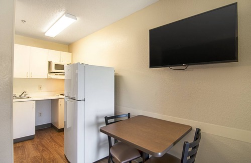 Waukegan Hotel | HomeTowne Studios by Red Roof Chicago - Waukegan
