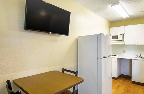Waukegan Hotel | HomeTowne Studios by Red Roof Chicago - Waukegan