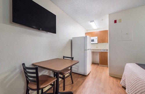 Orlando Hotel | HomeTowne Studios by Red Roof Orlando South